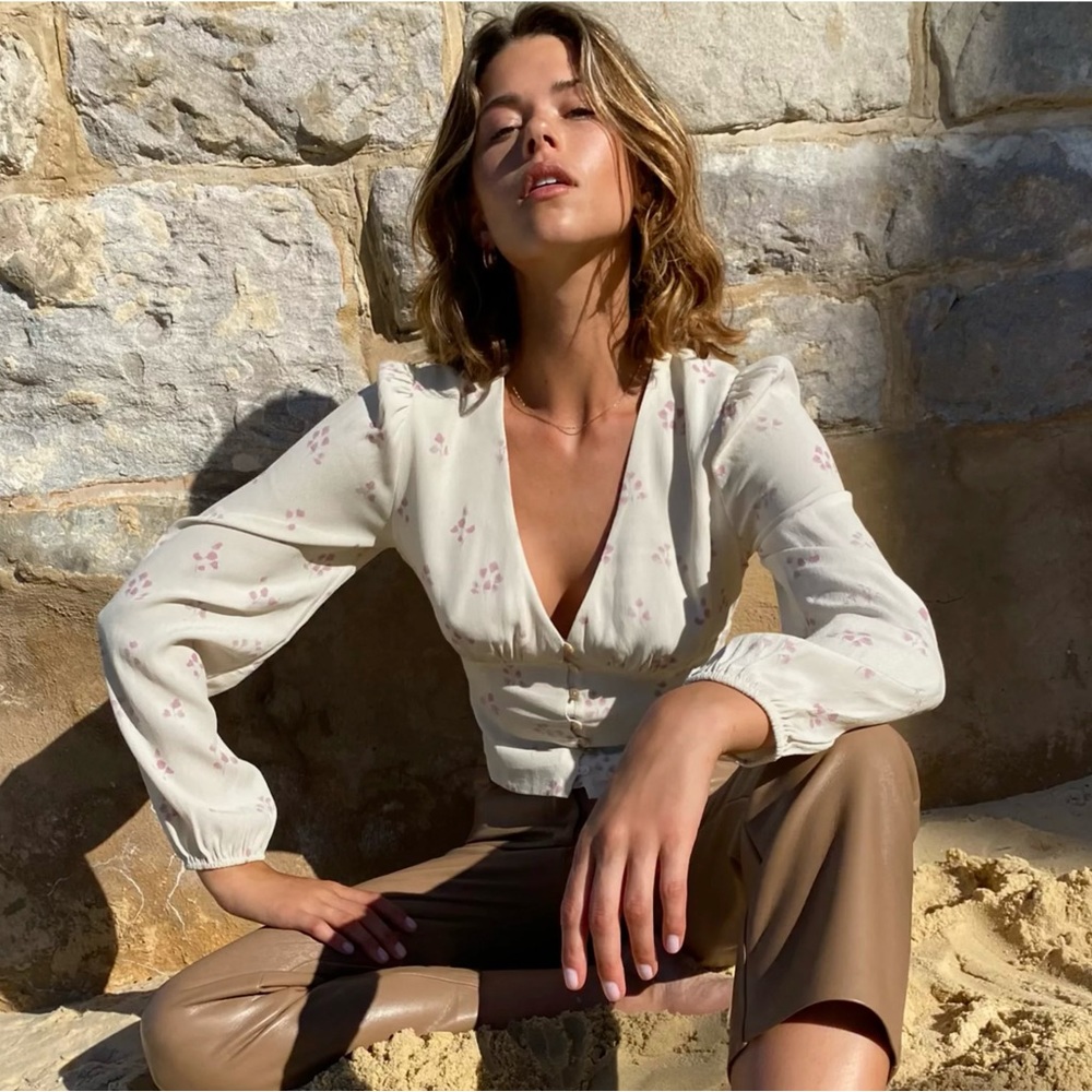 Aritzia Wilfred Isola Top Floral V Neck Long Sleeve Blouse